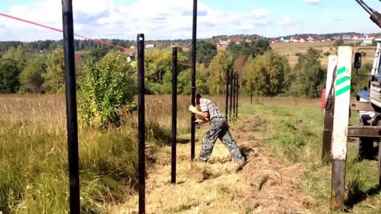 Видео инструкция по установке забора на винтовых столбах 