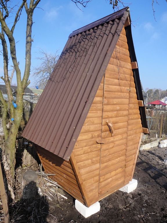 Чем покрыть крышу туалета на даче