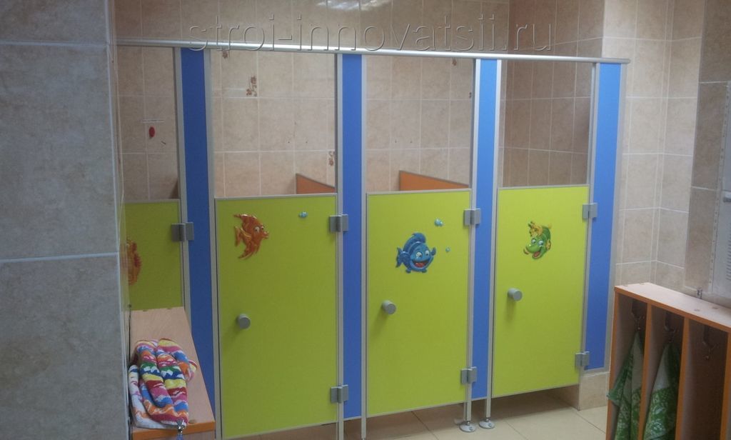 Монтаж детских туалетных перегородок