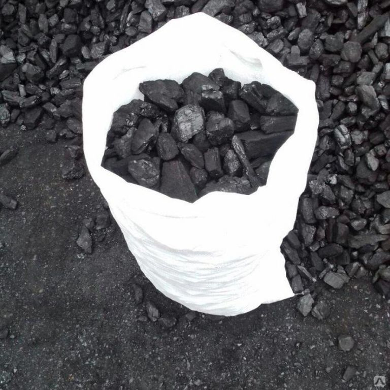Купить уголь в мешках в новосибирске. Уголь ДПК 50-200 В мешках. Уголь в мешках 30 кг. Уголь ДПК 25 кг. Сульфоуголь в мешках 25кг.