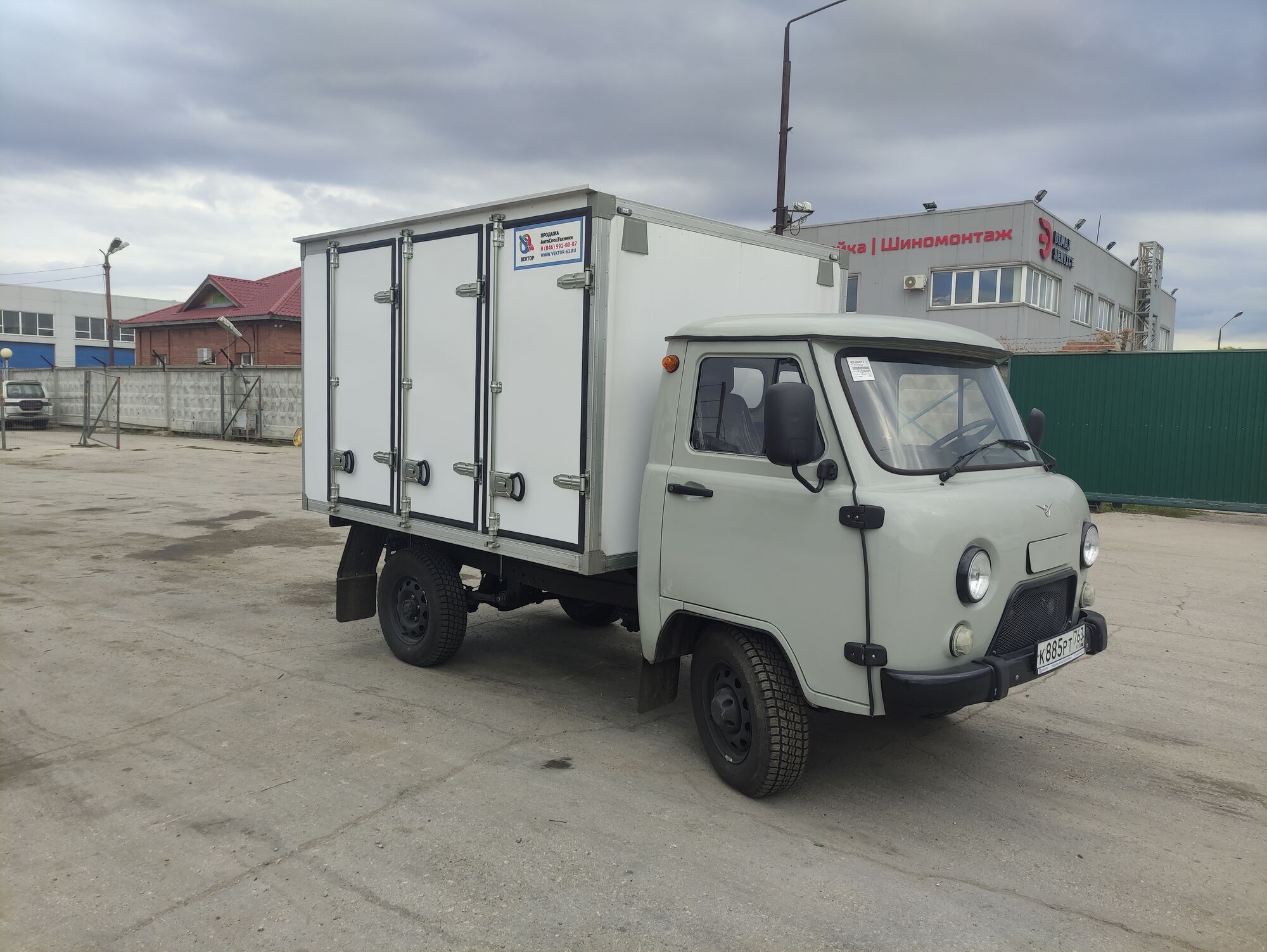 Хлебный фургон на шасси УАЗ 330365 на 78/90/106 лотков