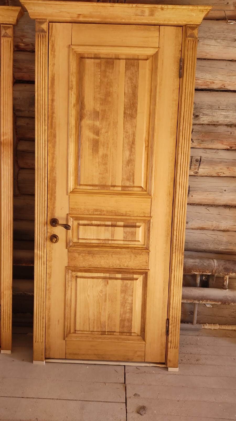 Дверь деревянная окрашенная из массива дерева