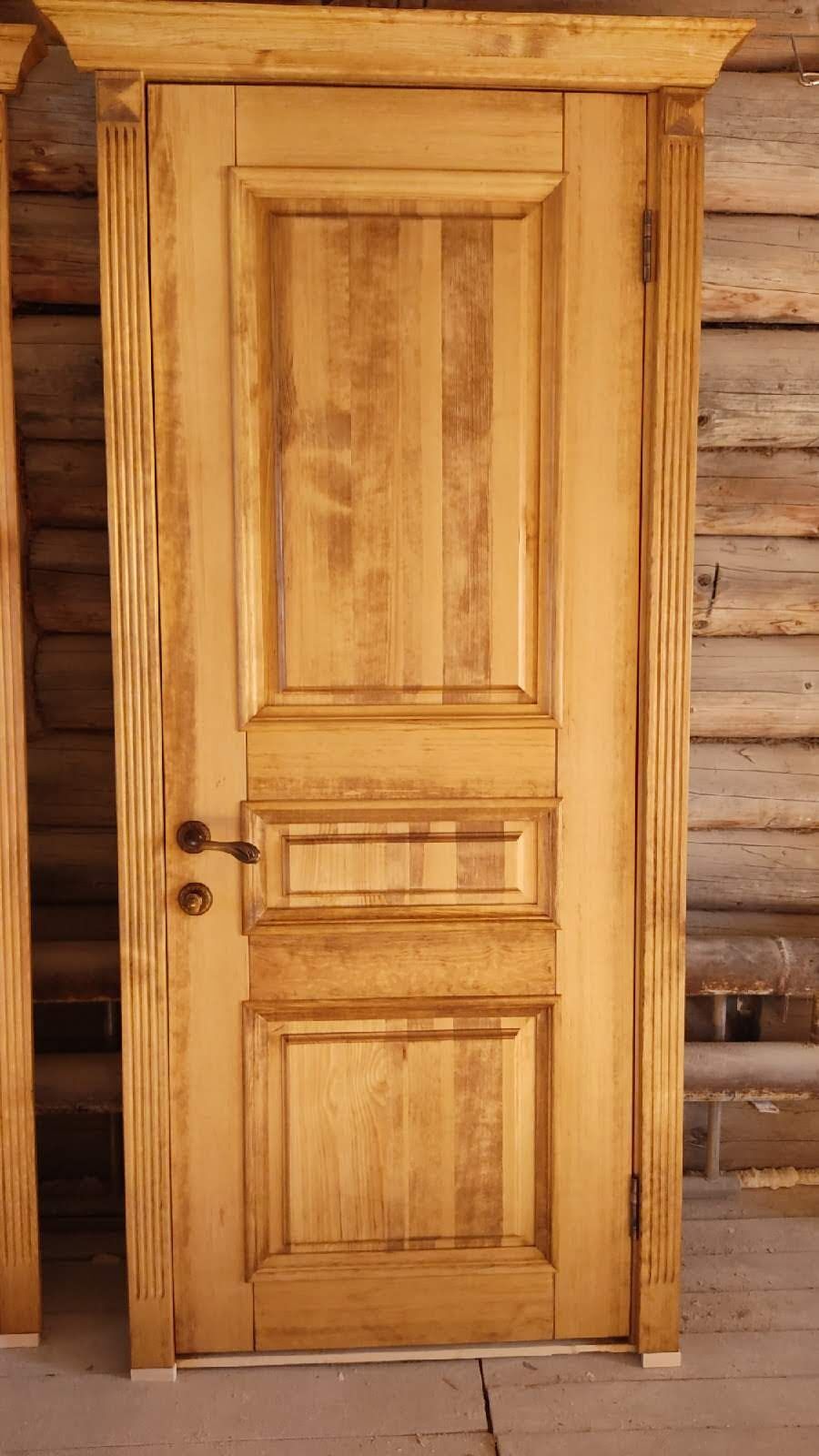 Дверь в дом из массива лиственницы