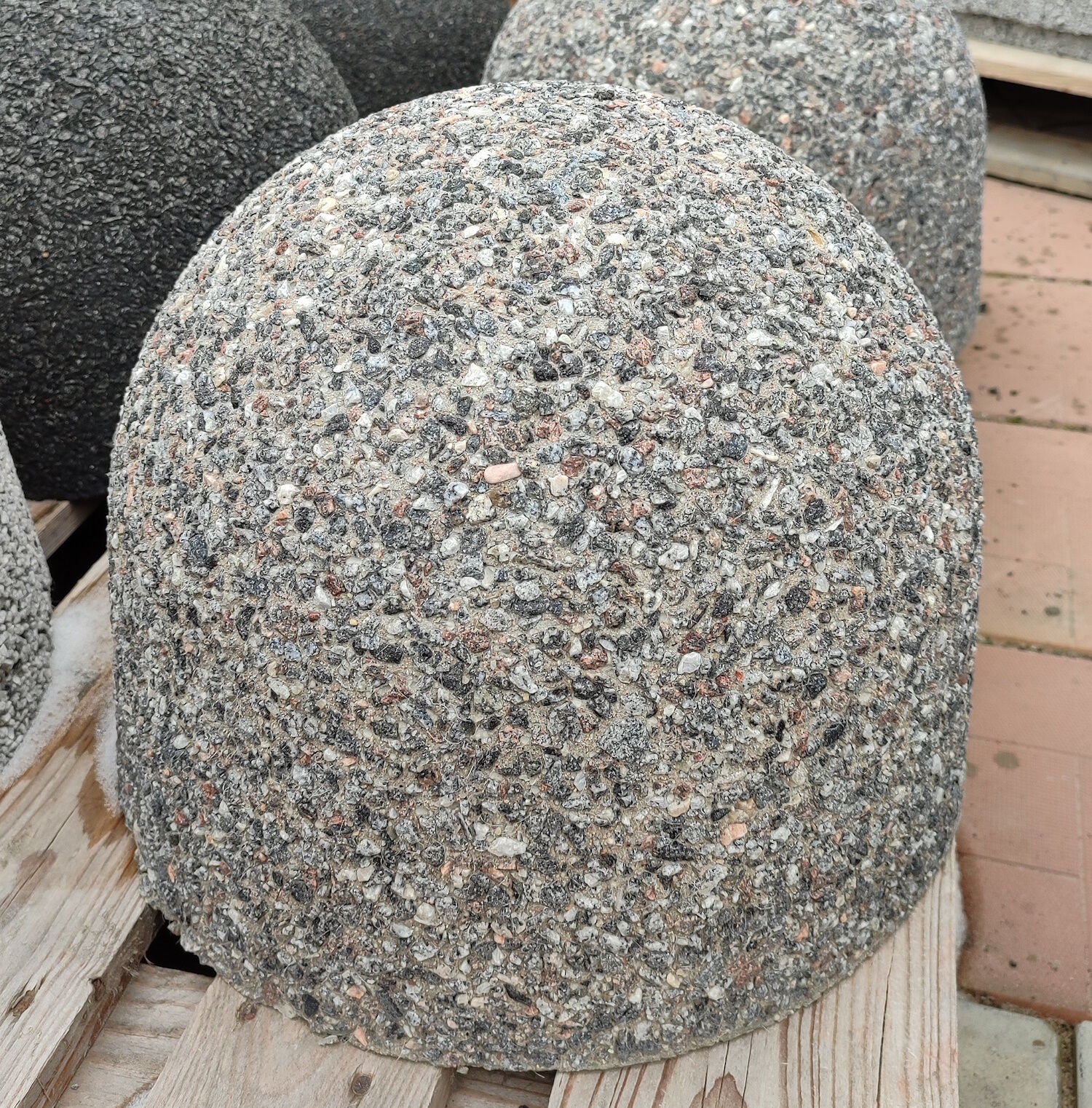 Барьер парковочный полусфера из натурального камня серый гранит 300х350 мм
